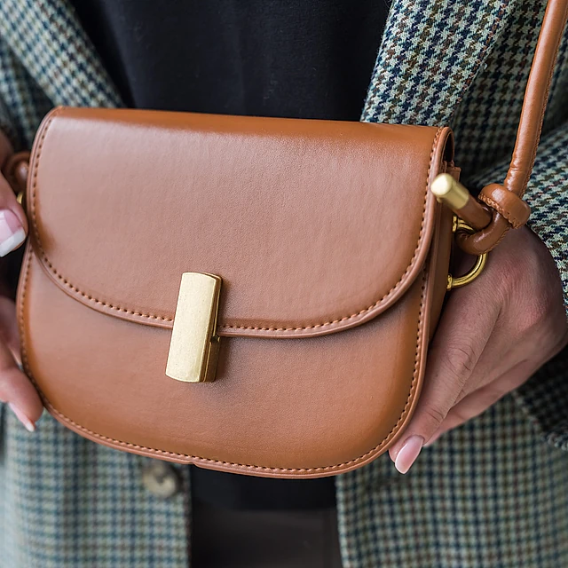 chica enseñando un bolso