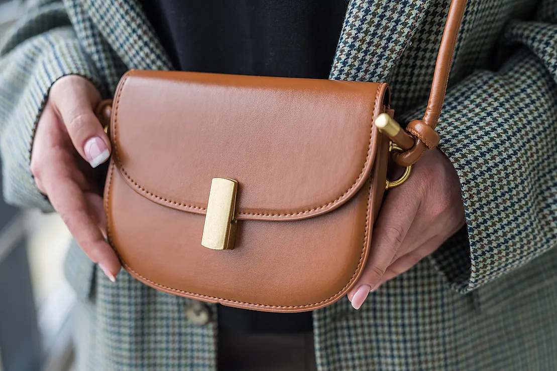 chica enseñando un bolso